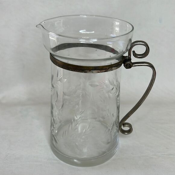 Milk Jug Vintage 8 Oz 4 1/4 In Tall 2 1/2 In Round Spout Metal Handle Vintage - Picture 1 of 8